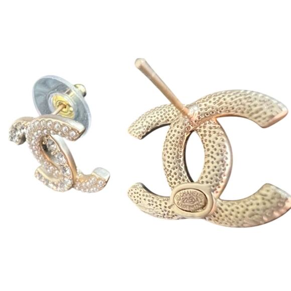 Chanel Brushed Gold Pearl & Crystal CC Stud Earrings Autumn 2022 (CCXX010) - Picture 3 of 6